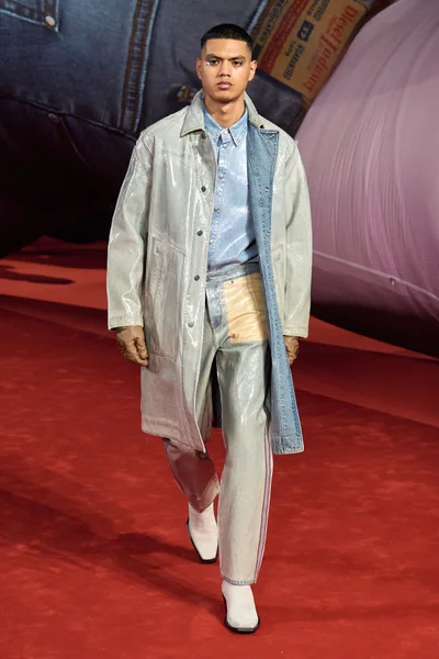 Look 16